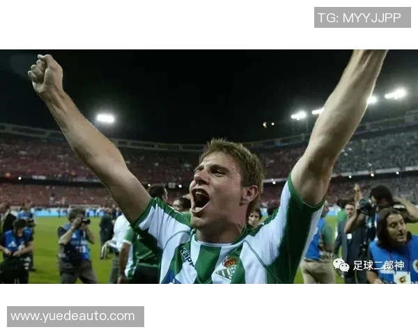 足球明星荣耀时刻举起世界杯展现无尽激情与梦想的巅峰时刻